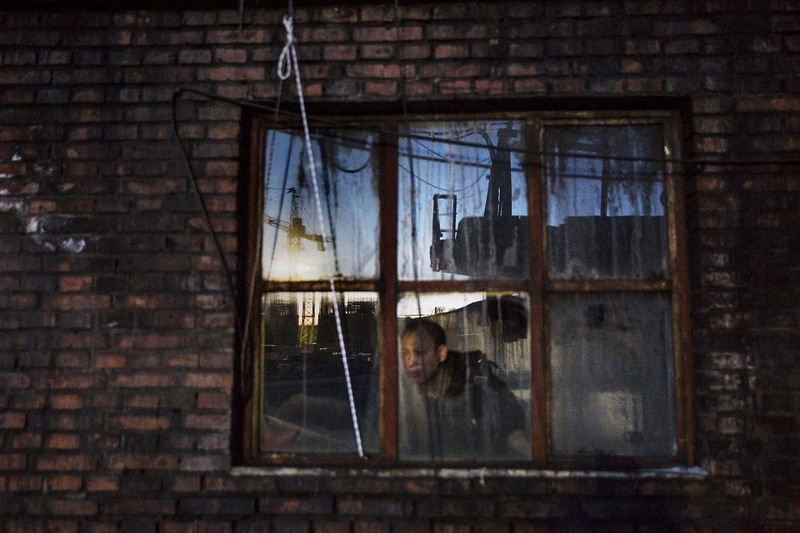 Illustration for article titled Photographs Capture What Life is Like in One of the World's Dirtiest Pits
